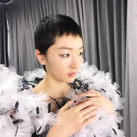 周冬雨爆料剃头视频大全,挑战自我,短发造型惊艳亮相  第3张 周冬雨爆料剃头视频大全,挑战自我,短发造型惊艳亮相  第3张