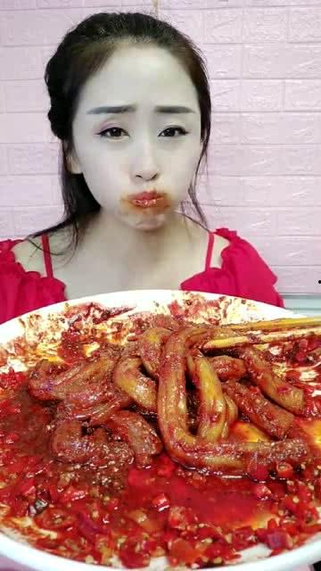 网红小姐姐吃麻辣八瓜鱼,辣味十足,网友直呼过瘾!  第2张 网红小姐姐吃麻辣八瓜鱼,辣味十足,网友直呼过瘾!  第2张